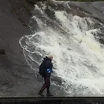 Laftet I Strandkanten Med Bade Og Fiske Muligheter 木屋 弗罗达尔