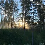 Laftet I Strandkanten Med Bade Og Fiske Muligheter 弗罗达尔